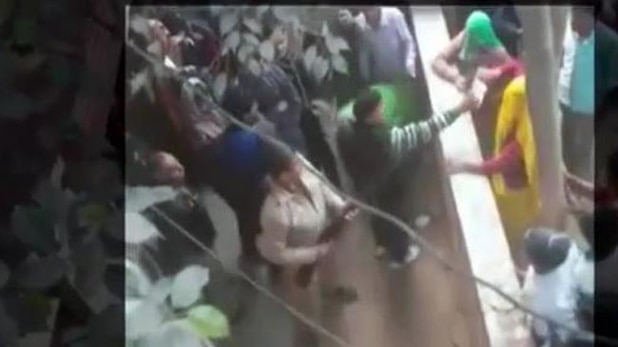 बुलंदशहर में बैंक गार्ड से भिड़ी महिलाएं