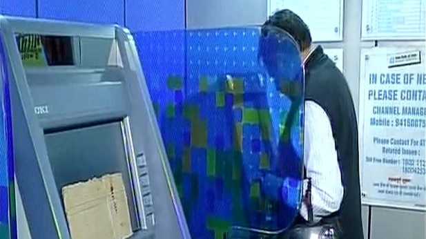 एटीएम के बाहर लंबी लाइन