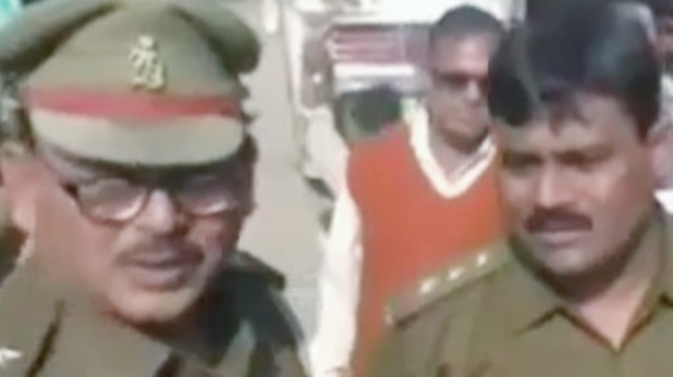 कैश की कमी से पेरशान जनता