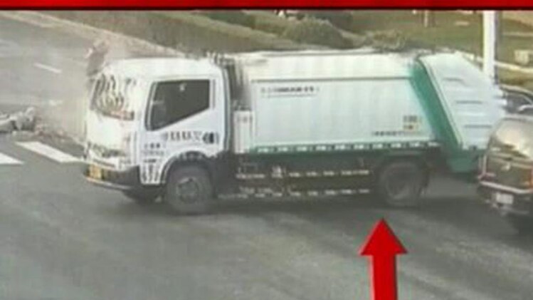 जब कैंटर ड्राइवर ने जंप की रेड लाइट