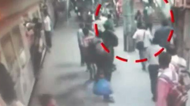 चेन स्नैचर ने ट्रेन के आगे महिला को दिया धक्का