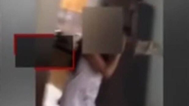 बेटी को पीटता वकील