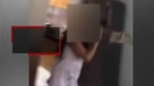 बेटी को पीटता वकील