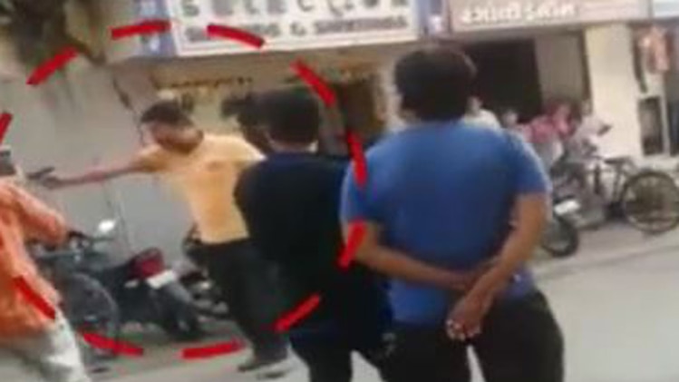 पूर्व फौजी की गुंडागर्दी, हवा में चलाई गोलियां