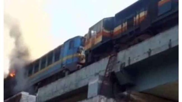 सूरतः मालगाड़ी के इंजन में लगी भीषण आग