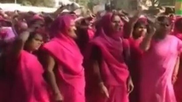 गुलाबी गैंग का प्रदर्शन