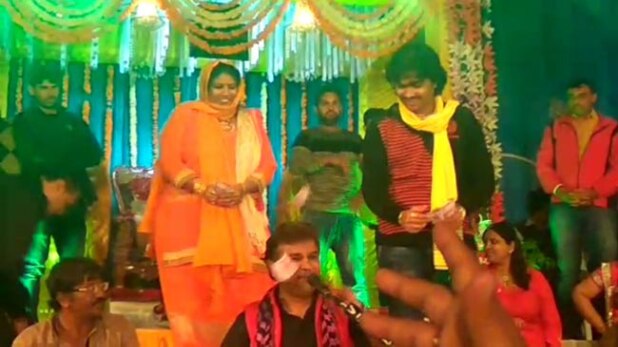 लोकगायक पर उछाले गए लाखों रुपयों के 2000 के नोट