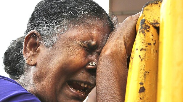 रोते बिलखते लोग