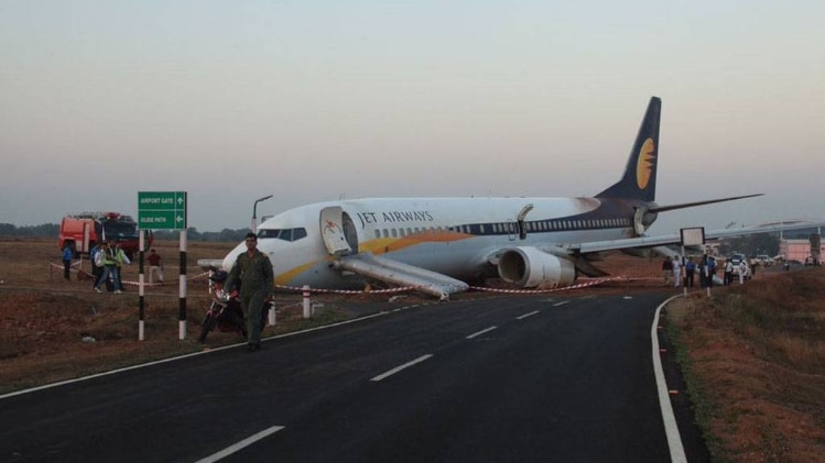 रनवे से फिसला विमान