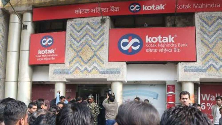 ईडी और आयकर विभाग की टीम आरोपी मैनेजर से पूछताछ कर रही है