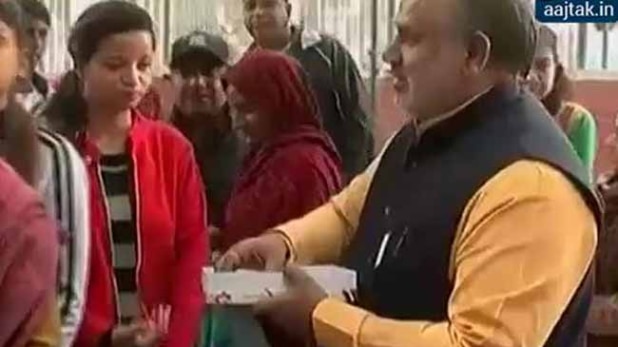 नोटबंदी लाइन और लड्डू