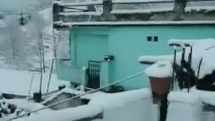 पहाड़ों पर हुई जमकर बर्फबारी