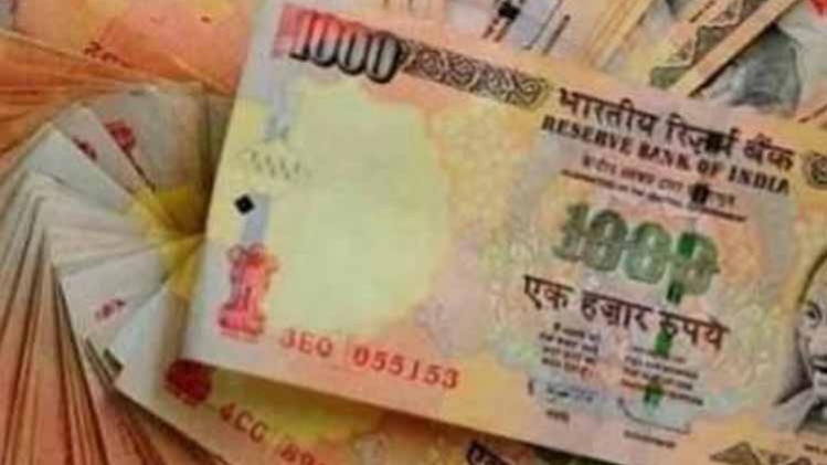 डांस बार में जम कर उड़ रहे हैं पुराने नोट