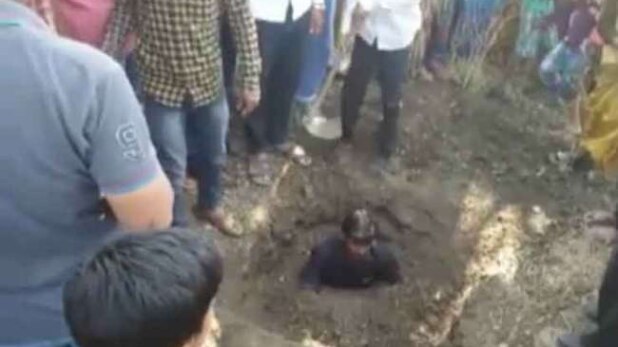 खुद को गड्ढे में गाढ़कर किया विरोध