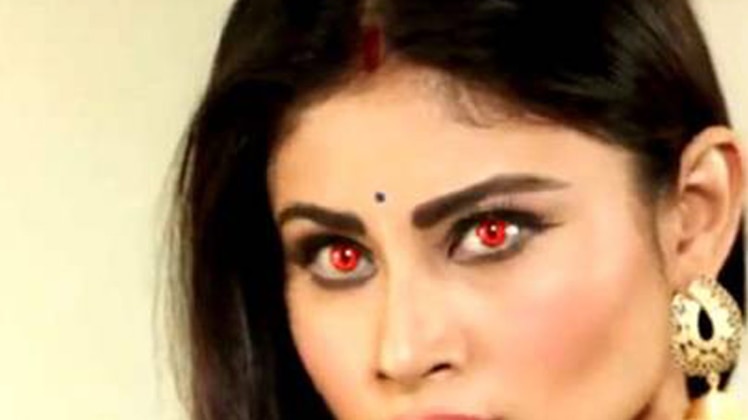 नागि‍न के रोल में एक्ट्रेस मौनी रॉय