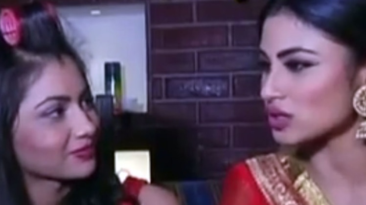 मौनी रॉय और सृति झा