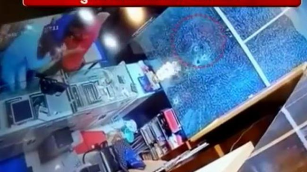 मंदसौर के एक शोरूम में फायरिंग, लोगों ने ऐसे बचाई जान