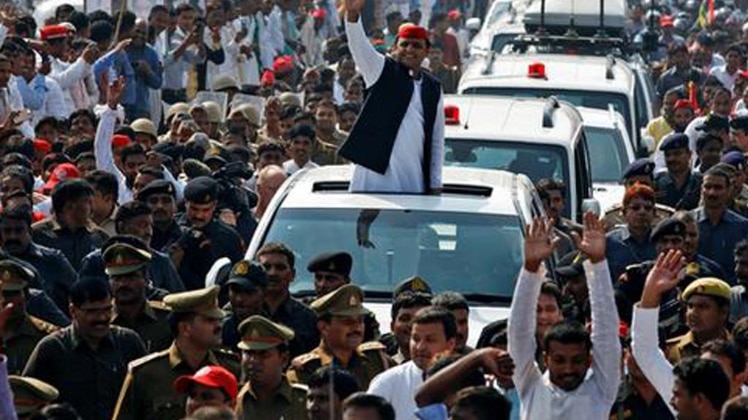 समाजवादी कुनबे के झगड़े में सड़क पर संग्राम