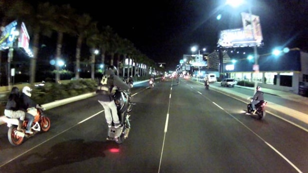 मुंबई में बाइकर्स का जानलेवा स्टंट