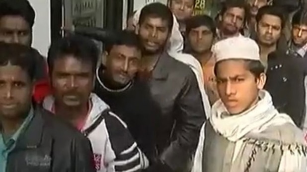 कैश के लिए कतार में खड़ी जनता