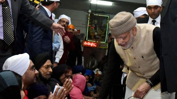 जब स्वर्ण मंदिर में पीएम मोदी से परोसा लंगर