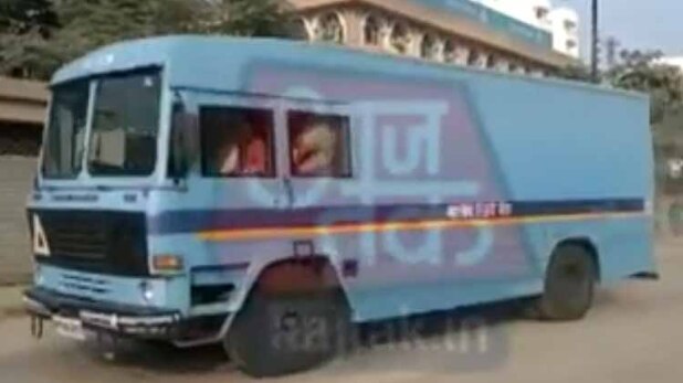 कैश से भरी गाड़ी