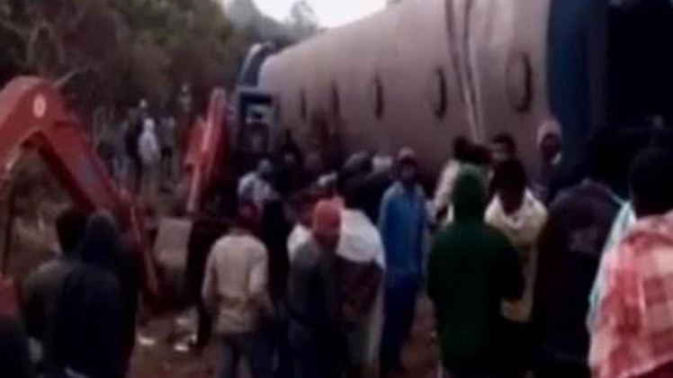 पटरी से उतरी हीराखंड एक्सप्रेस, 23 की मौत