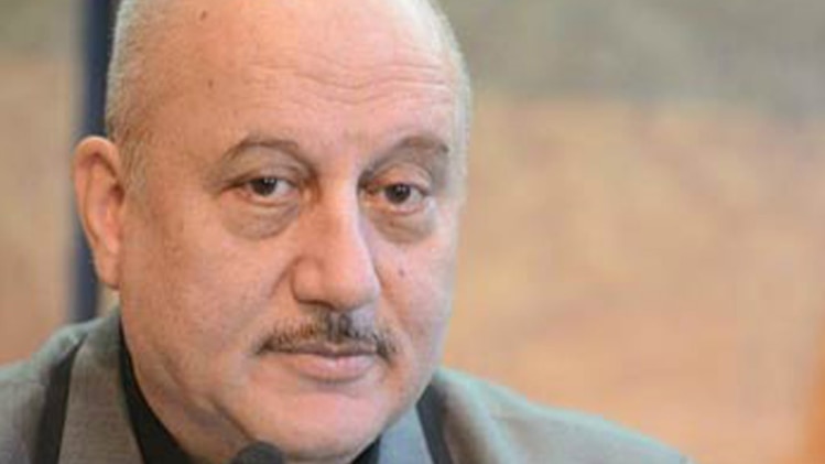 अनुपम खेर की आंखों से आंसू झलके