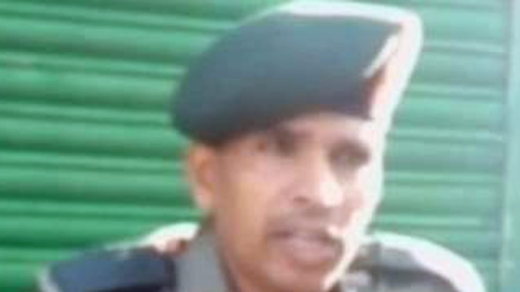 सेना के जवानों से जूतों की सफाई कराते हैं अधिकारी