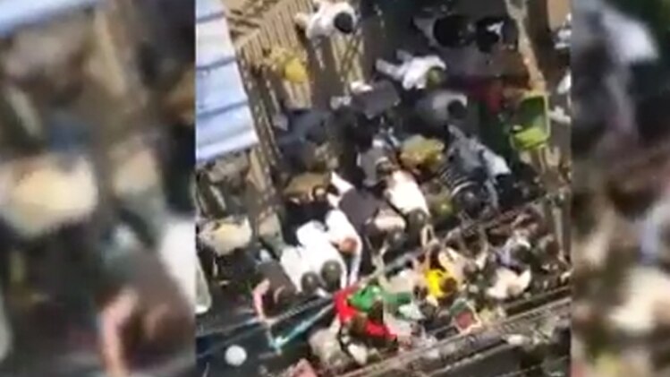 बाबुल सुप्रियो के घर हमला करते कार्यकर्ता