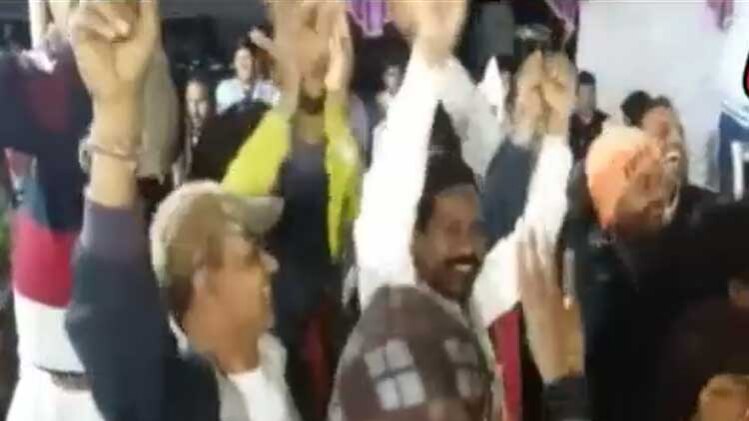 नोटबंदी की तारीफ में गाने पर थिरके BJP विधायक