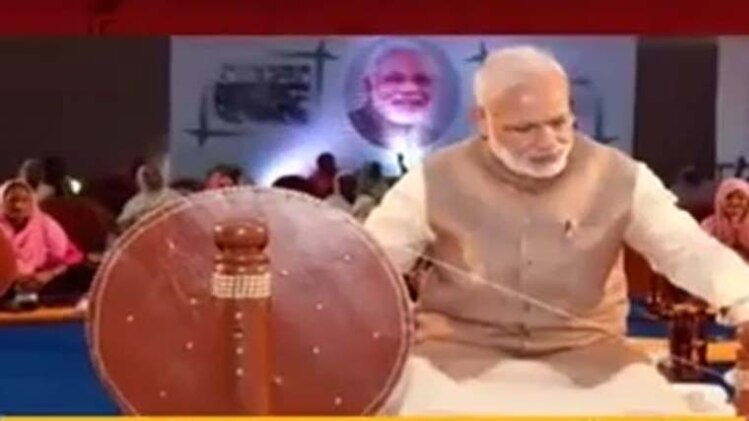 खादी ग्रामोद्योग के कैलेंडर और डायरी पर पीएम मोदी की तस्वीर से विवाद