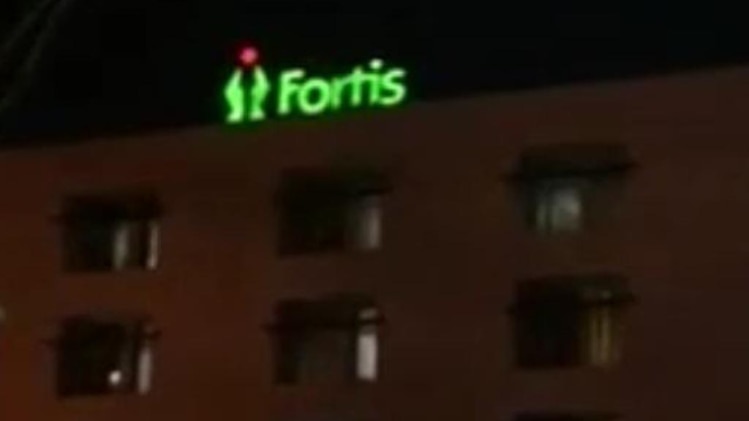 घायल लड़की के अस्तपाल में भर्ती कराया गया