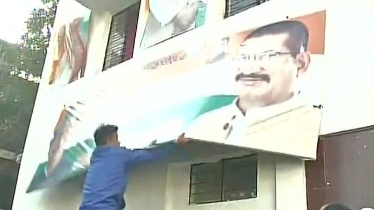 दफ्तर के बाहर तोड़फोड़ करते कांग्रेस कार्यकर्ता