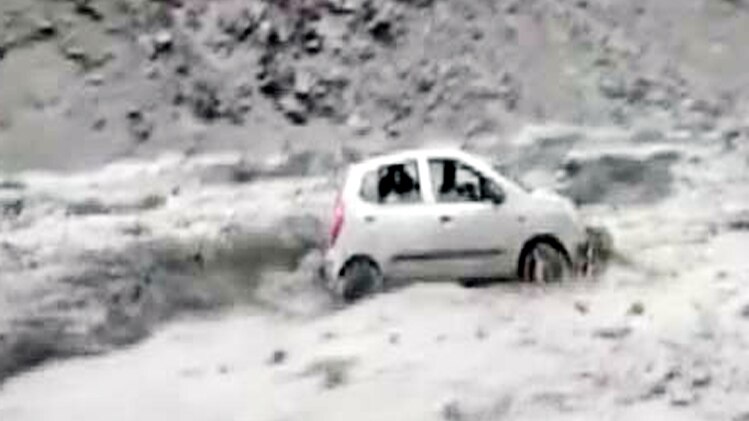 बाढ़ में बही कार