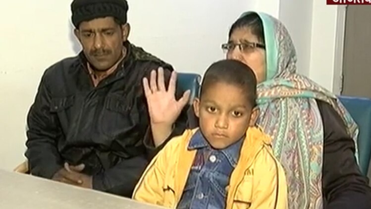 छह साल का तल्हा अपने परिवार के साथ