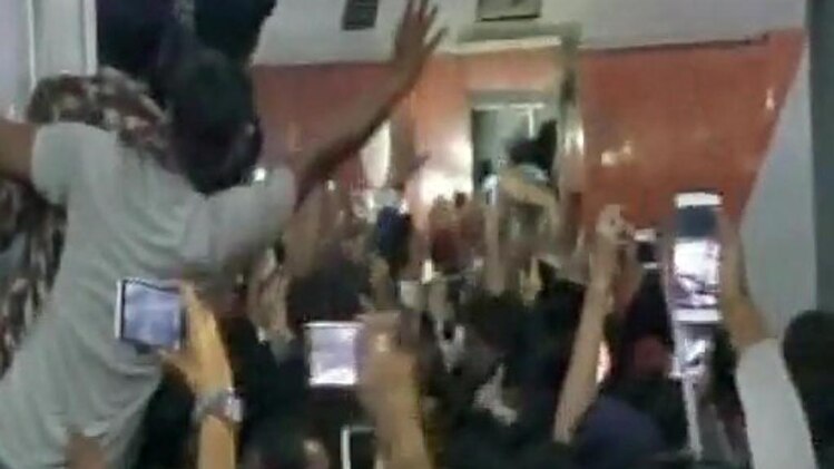 शाहरुख को देखने के लिए भीड़ उमड़ी