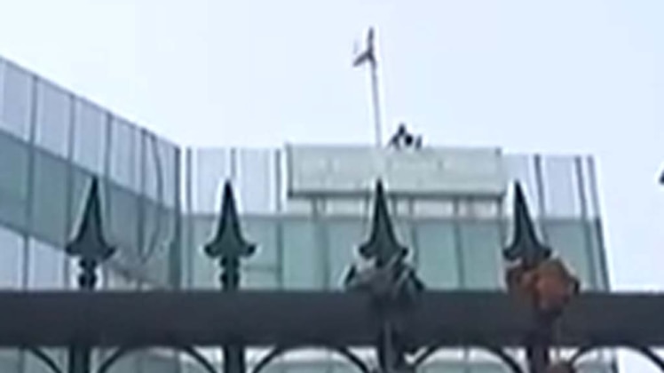 पूर्वी दिल्ली के एमसीडी दफ्तर में कर्मचारियों ने किया विरोध प्रदर्शन