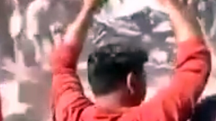 गुस्साई भीड़ ने बैनर फाड़ डाले