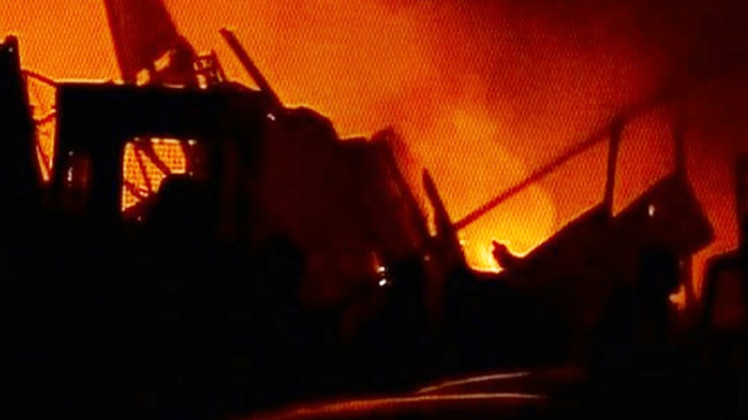 मुंबई में कबाड़ के गोदाम में लगी भीषण आग