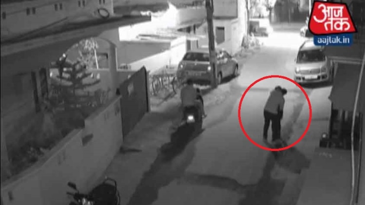 पुलिस ने सीसीटीवी फुटेज के आधार पर मामला दर्ज कर लिया है