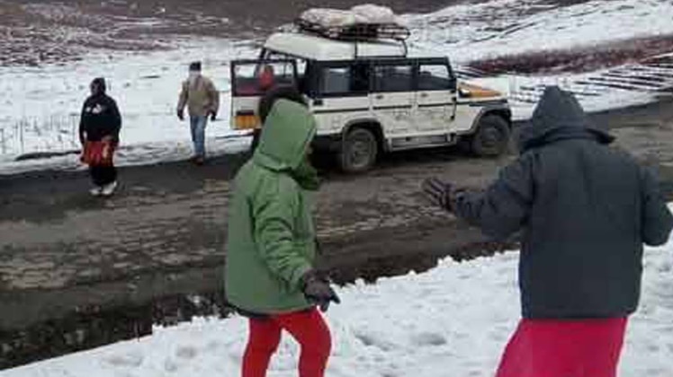 देखिए बर्फबारी के बीच फंसे पर्यटकों की गुहार