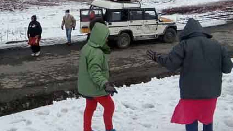 बर्फ का लुत्फ उठाते सैलानी