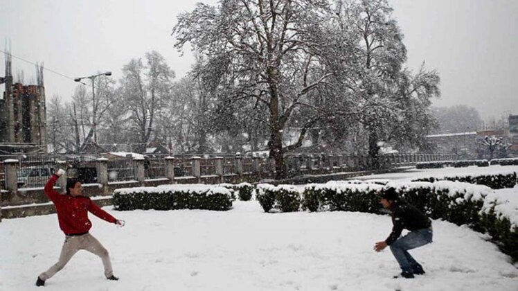 कश्मीर घाटी में बर्फबारी