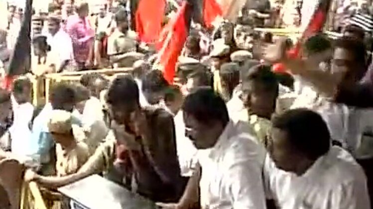 तमिलनाडु में जलीकट्टू पर जारी विरोध-प्रदर्शन