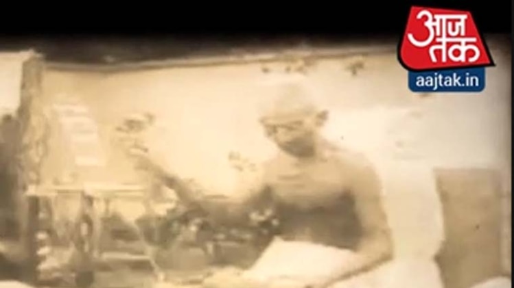 खादी ग्रामोद्योग के कैलेंडर और डायरी पर पीएम मोदी की तस्वीर से विवाद