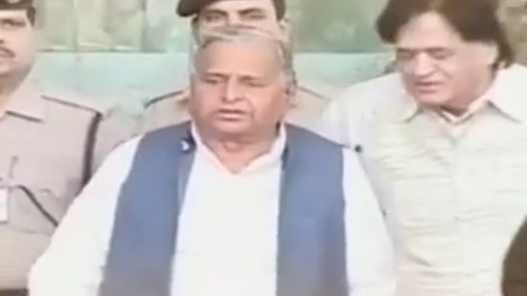 अमर सिंह को पार्टी से निकालने पर अड़े अखिलेश