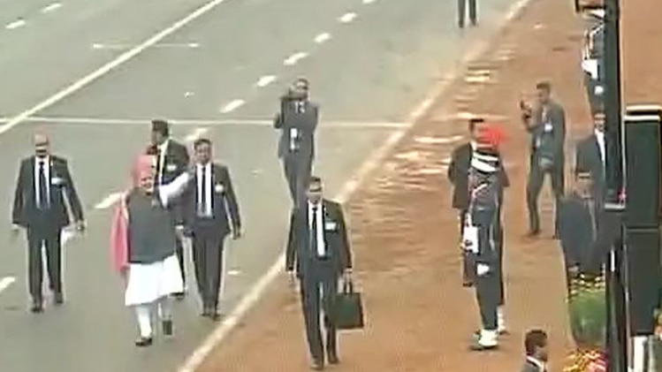 पीएम मोदी ने लोगों का किया अभिवादन