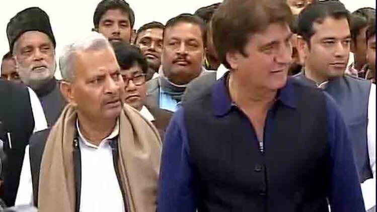 सपा नेता नरेश उत्तम के साथ कांग्रेस के प्रदेश अध्यक्ष राजबब्बर