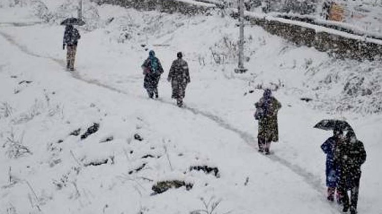 पहाड़ों पर बर्फबारी